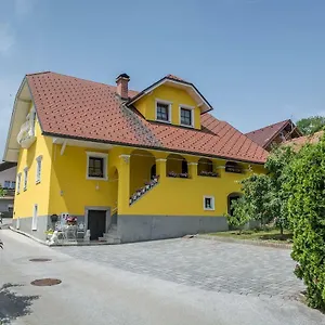 Apartma Ajda Komenda